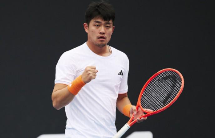 壹号娱乐-直落两盘横扫！吴易昺澳网资格赛再胜一场，重返正赛一步之遥