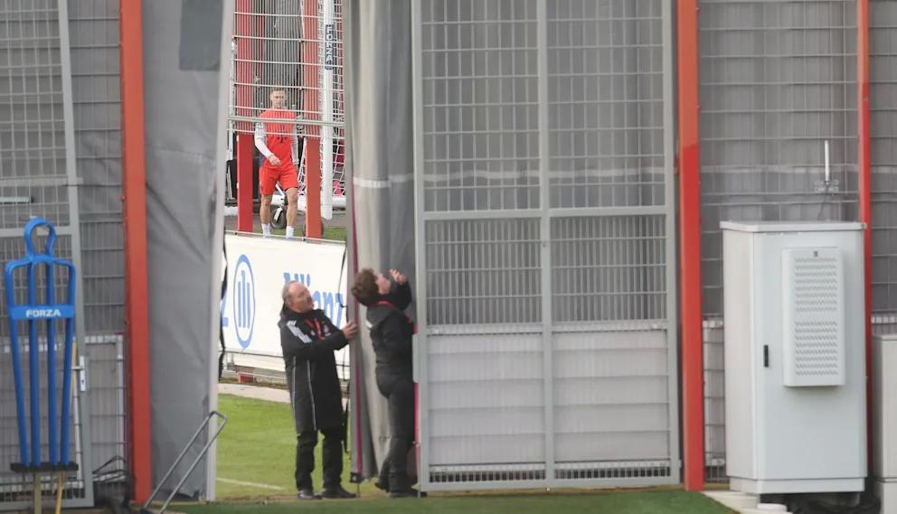 官方网站-图片报：基米希被拍到参加合练，拜仁员工用幕布进行了遮挡