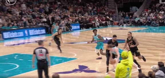 官方网站-回手掏？克尼佩尔突破附加动作打到小南斯 被吹技术犯规