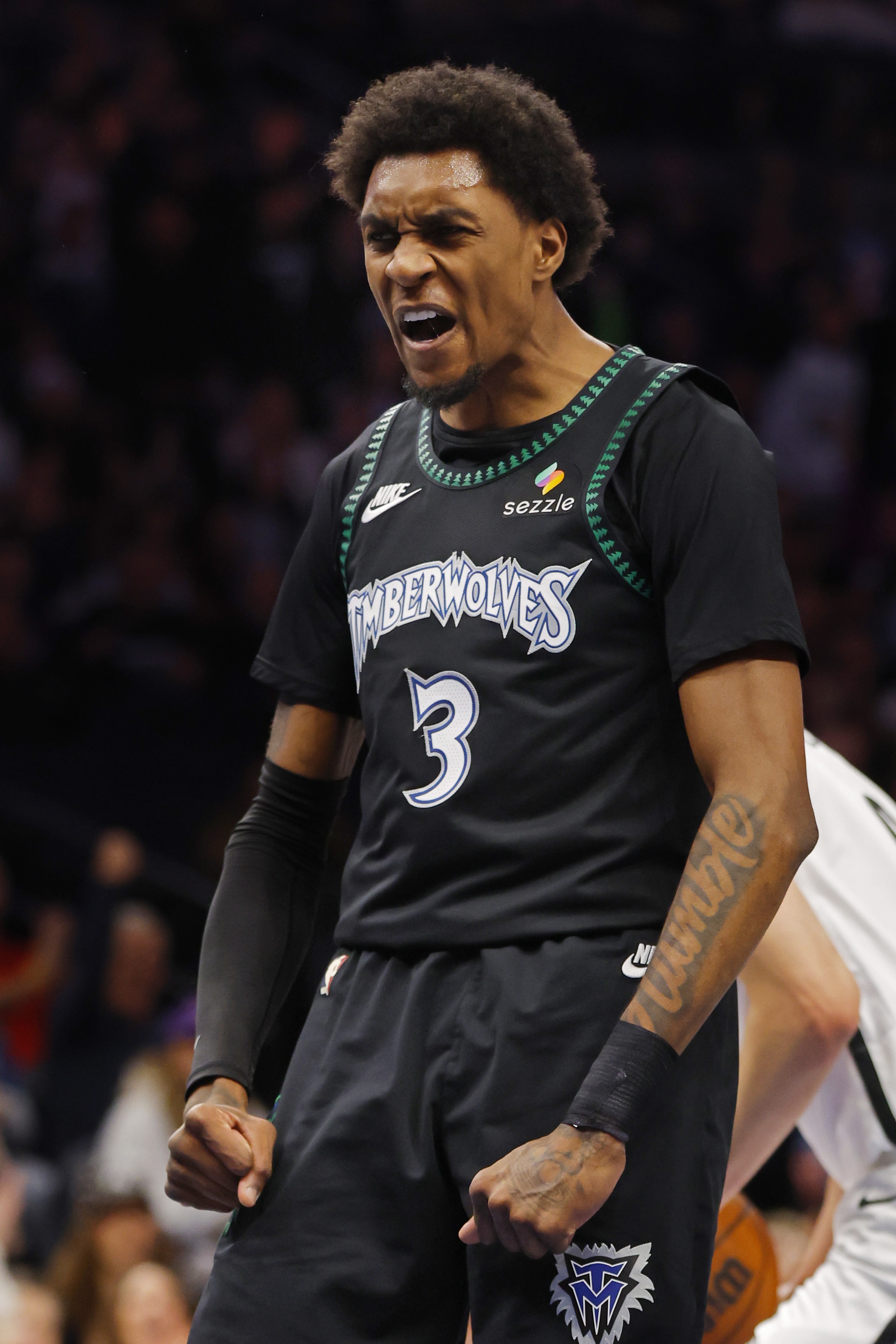 壹号娱乐-填满数据栏！麦克丹尼尔斯16投7中&amp;罚球2中2得18分6板6助1断1帽