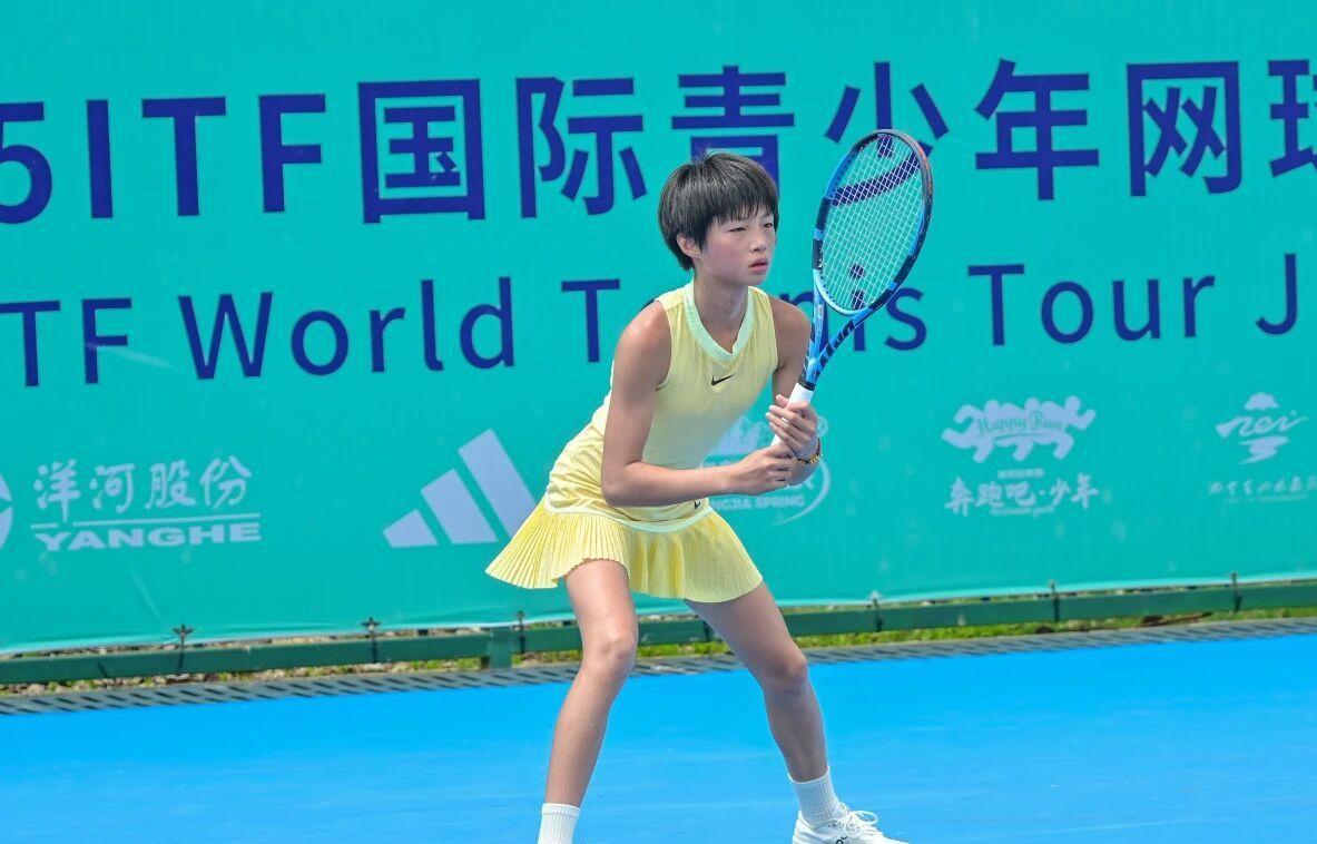 壹号娱乐-两战全胜！中国女网14岁小花闪耀世少赛：郑钦文王欣瑜后继有人